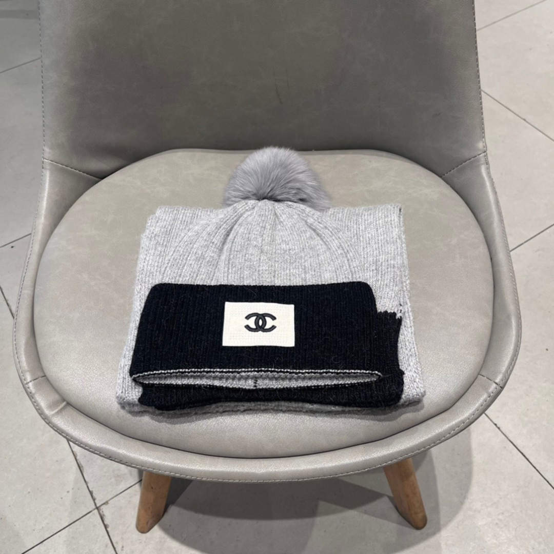 NO:532724,Chanel CHANEL Xiaohongshu hits, new classic suit hats on the official website!  Hat scarf!  Ingredients: 70% cashmere, 30% rabbit velvet, blended, quality, and great feel!  It’s super comfortable~ You’re just a short set of hats this winter~ It’s warm and fashionable!  Welcome to choose!! Sets, sets, chanel, chanel, hats19860909香奈儿CHANEL小红书爆款,官网新品经典套装帽子！帽子围巾！成份羊绒百分之70,兔绒百分之30,混纺而成,品质,手感一级棒！暖暖哒超级舒服～这个冬天你就差这么一套装帽子啦～又保暖又时尚！欢迎选择!!套装,套装,chanel,chanel,hats,accessory