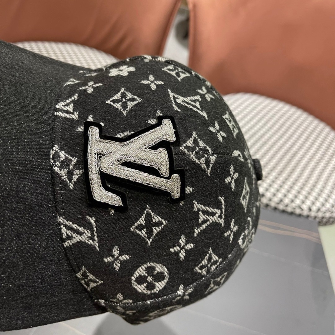  LV(路易威登)新款早秋原单棒球帽，专柜11开模订制，精细刺绣！质量超赞，基础头围56，贴片可调节。