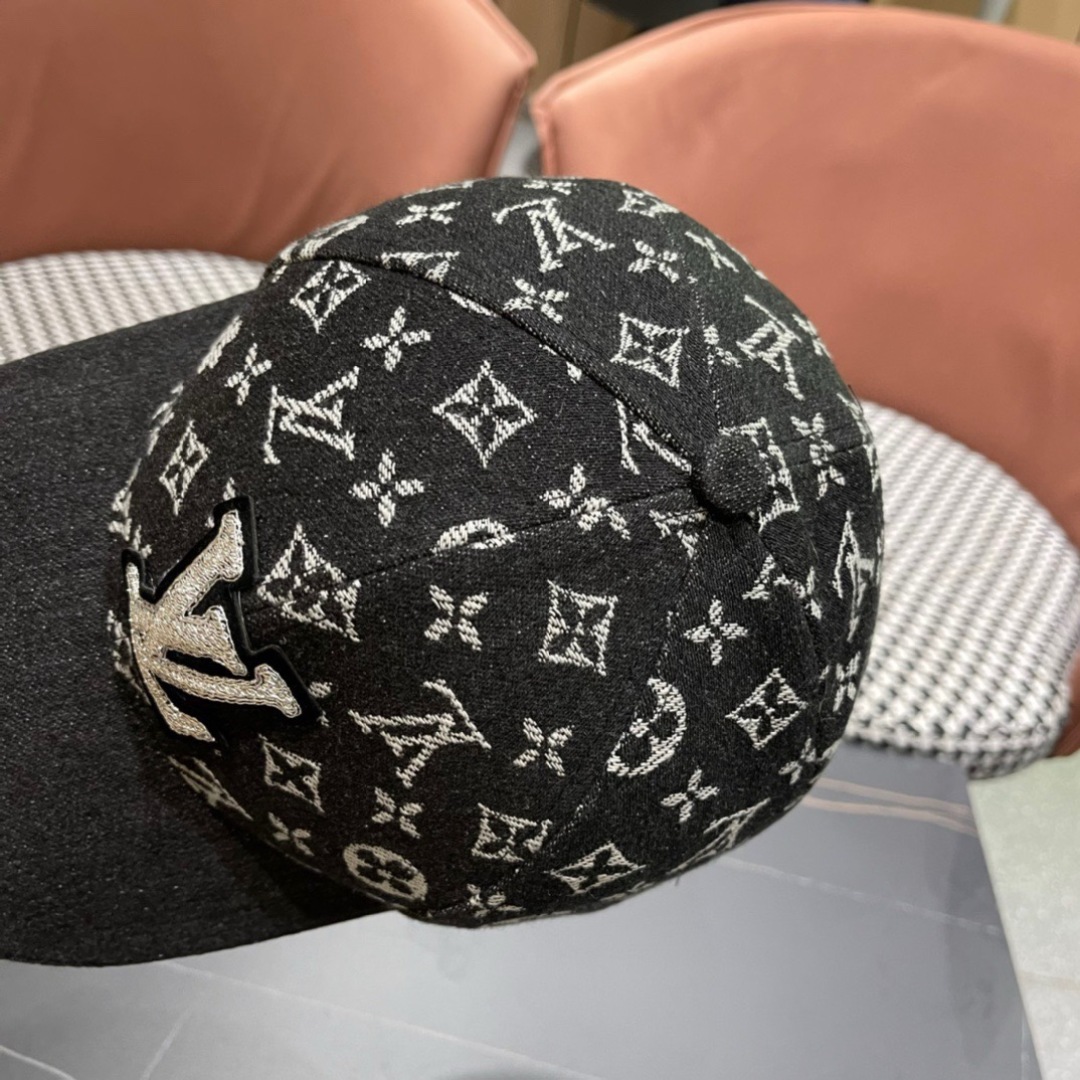  LV(路易威登)新款早秋原单棒球帽，专柜11开模订制，精细刺绣！质量超赞，基础头围56，贴片可调节。