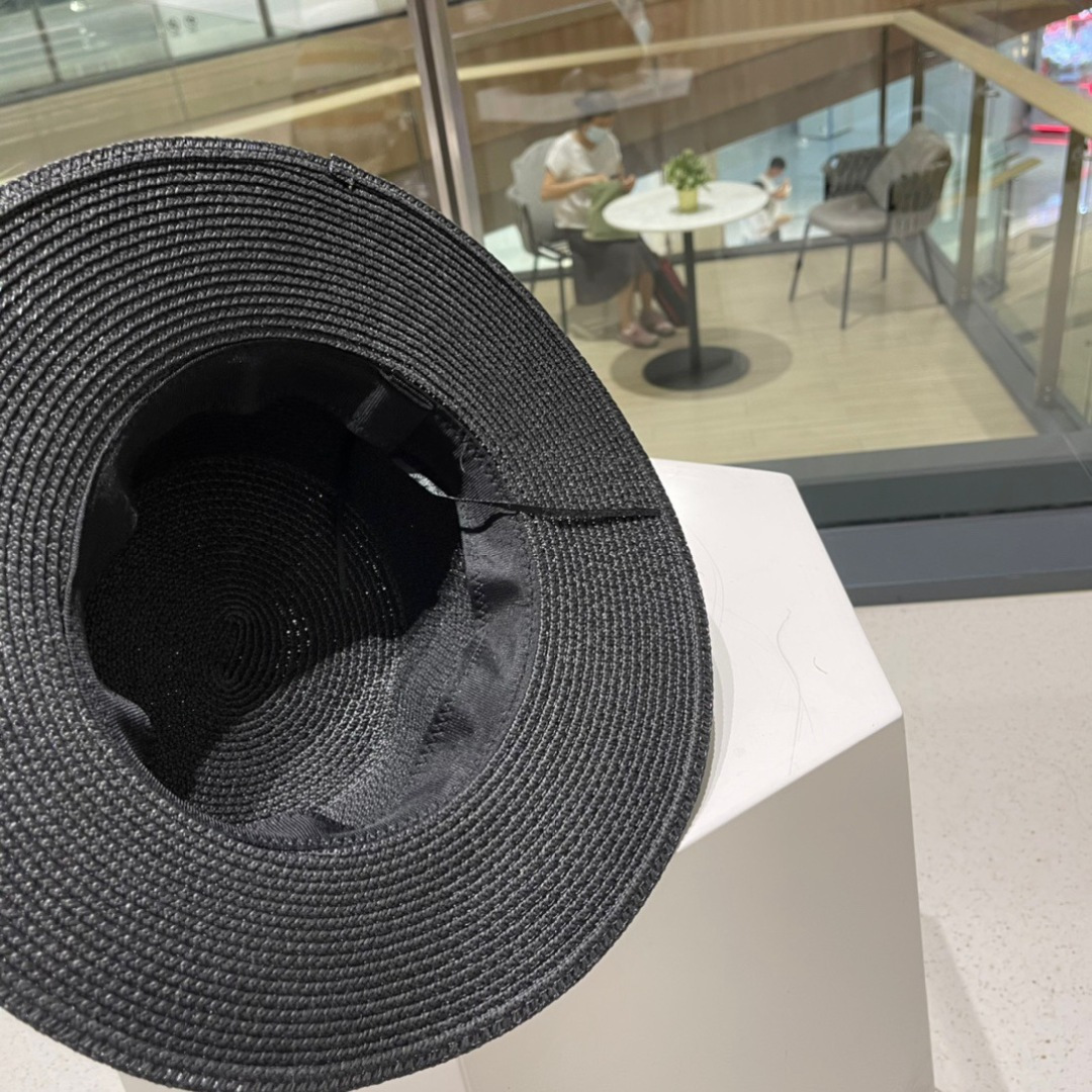 【Prada普拉达】2025新款三角标款平顶草编草帽，出街必备超好搭配，赶紧入手！