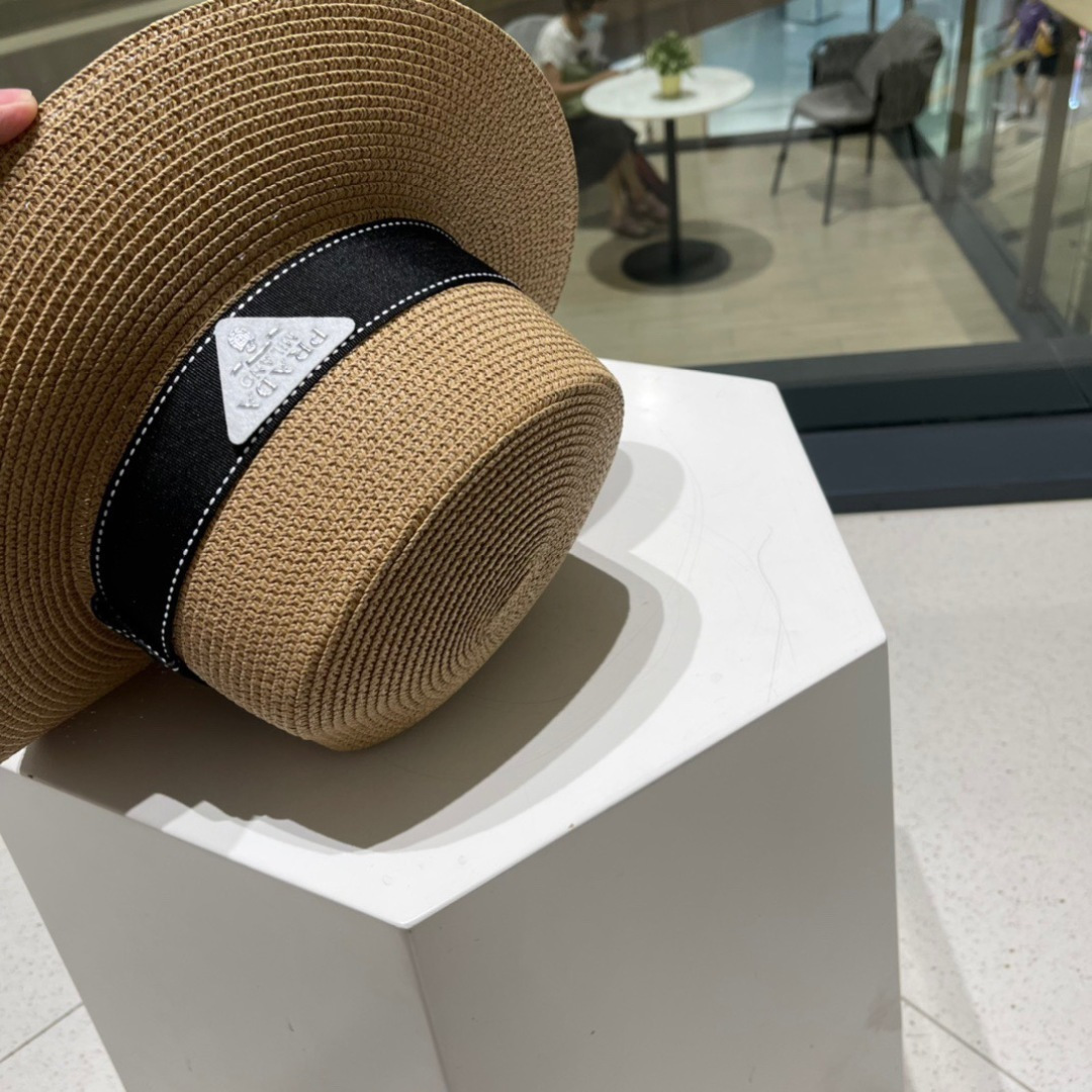 【Prada普拉达】2025新款三角标款平顶草编草帽，出街必备超好搭配，赶紧入手！