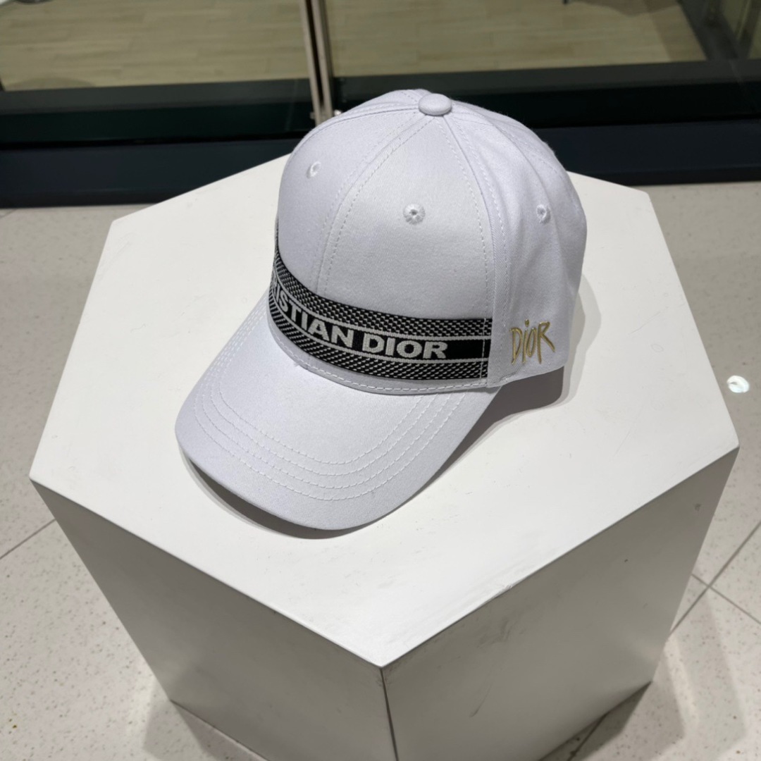 。Dior(迪奥)新款原单刺绣字母棒球帽， 精致純也格调很有感觉，很酷很时尚，专柜断货热门，质量超赞