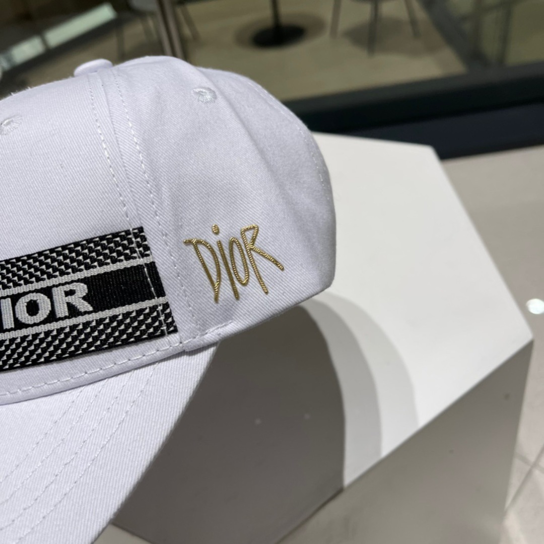 。Dior(迪奥)新款原单刺绣字母棒球帽， 精致純也格调很有感觉，很酷很时尚，专柜断货热门，质量超赞