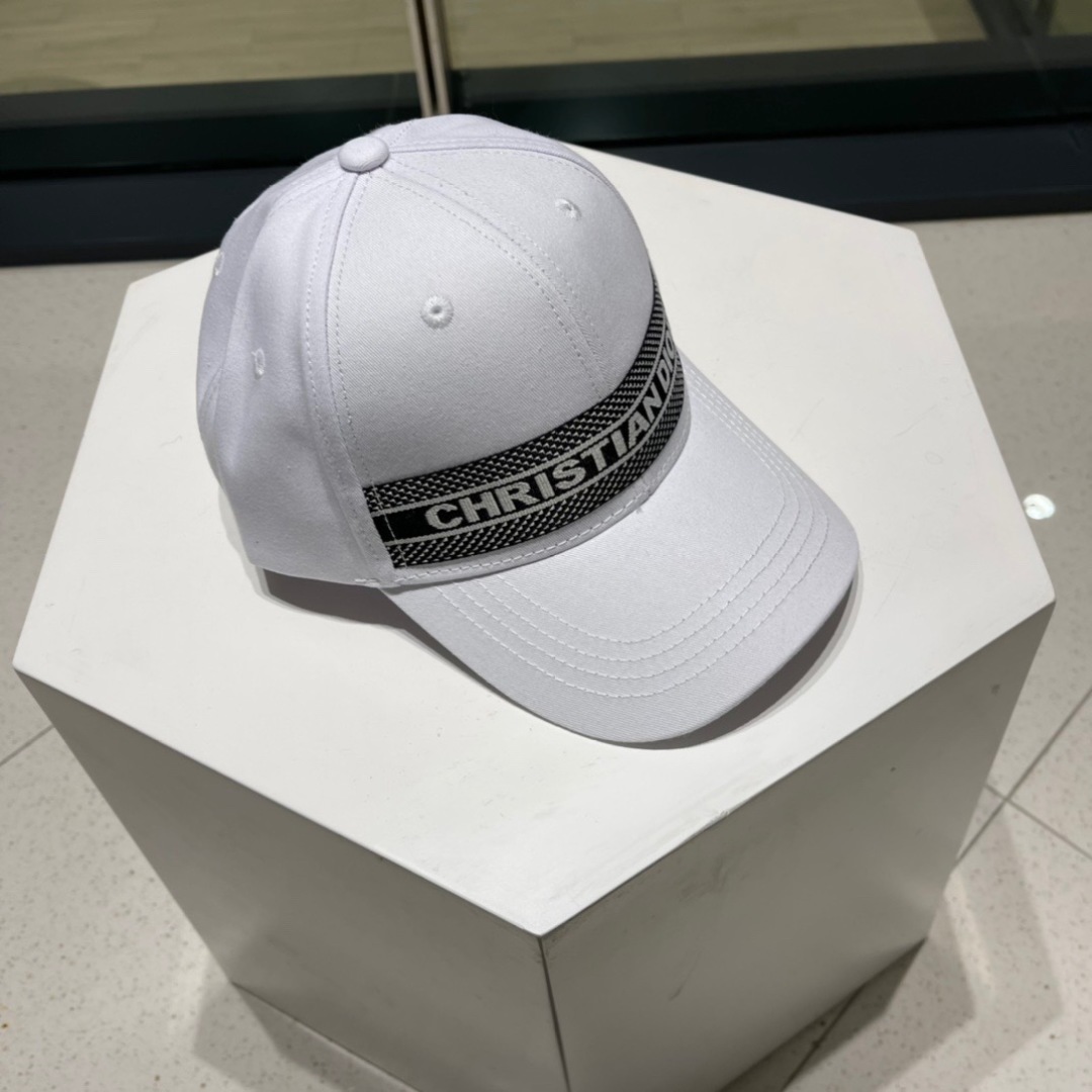 。Dior(迪奥)新款原单刺绣字母棒球帽， 精致純也格调很有感觉，很酷很时尚，专柜断货热门，质量超赞