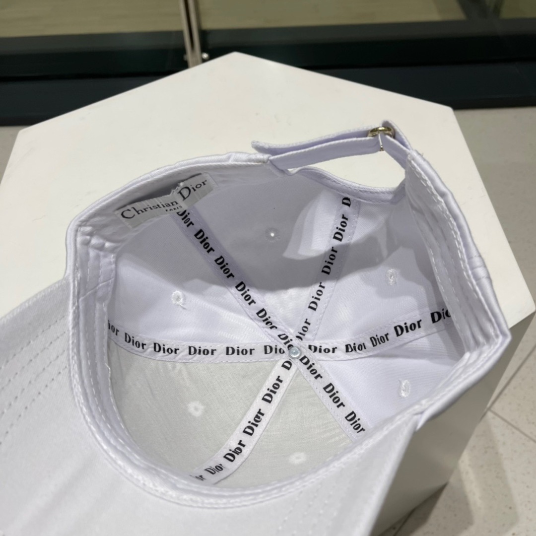 。Dior(迪奥)新款原单刺绣字母棒球帽， 精致純也格调很有感觉，很酷很时尚，专柜断货热门，质量超赞
