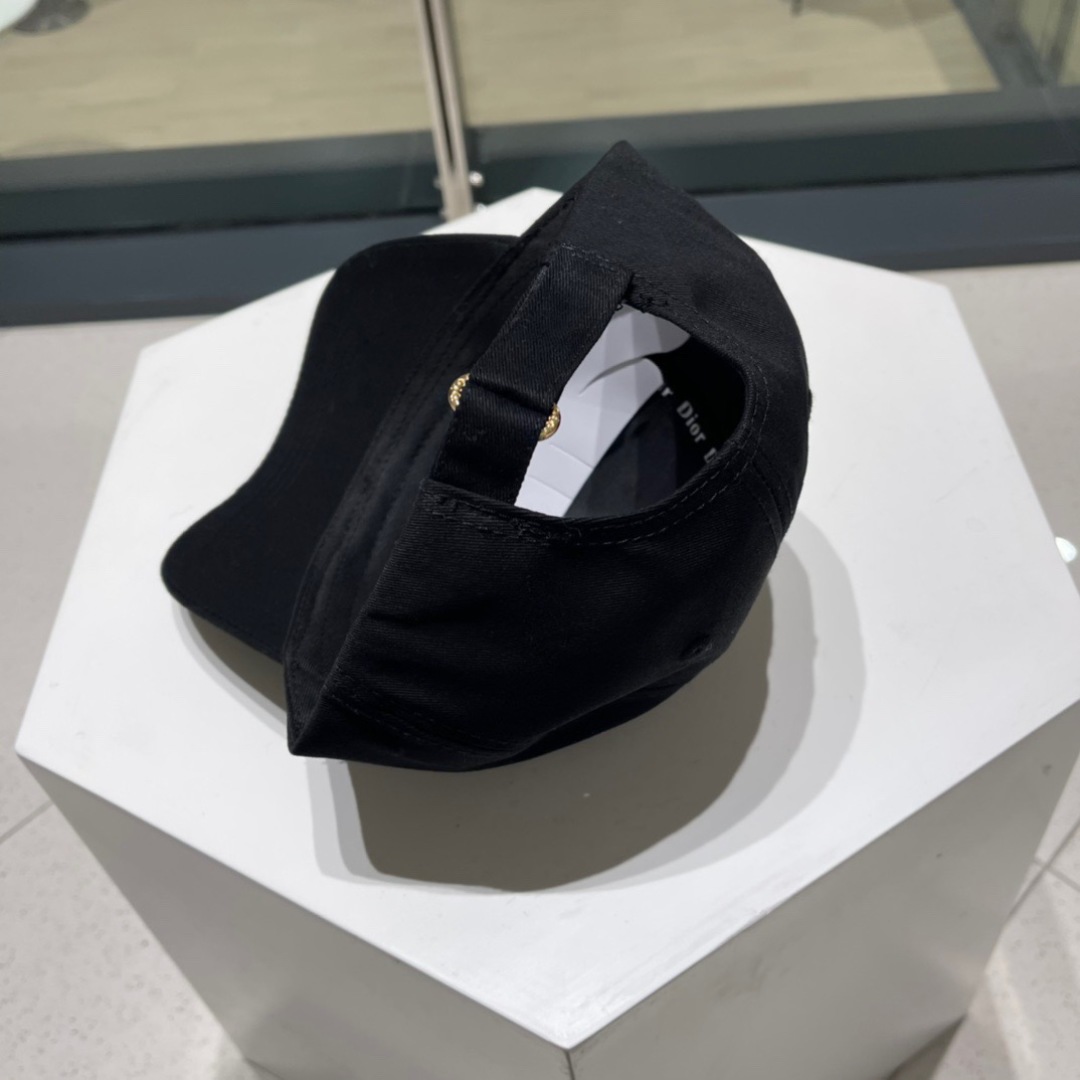 。Dior(迪奥)新款原单刺绣字母棒球帽， 精致純也格调很有感觉，很酷很时尚，专柜断货热门，质量超赞