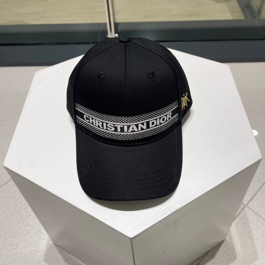 。Dior(迪奥)新款原单刺绣字母棒球帽， 精致純也格调很有感觉，很酷很时尚，专柜断货热门，质量超赞