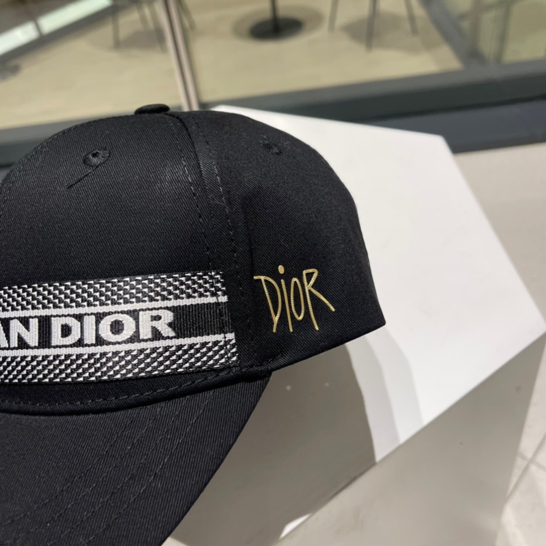。Dior(迪奥)新款原单刺绣字母棒球帽， 精致純也格调很有感觉，很酷很时尚，专柜断货热门，质量超赞