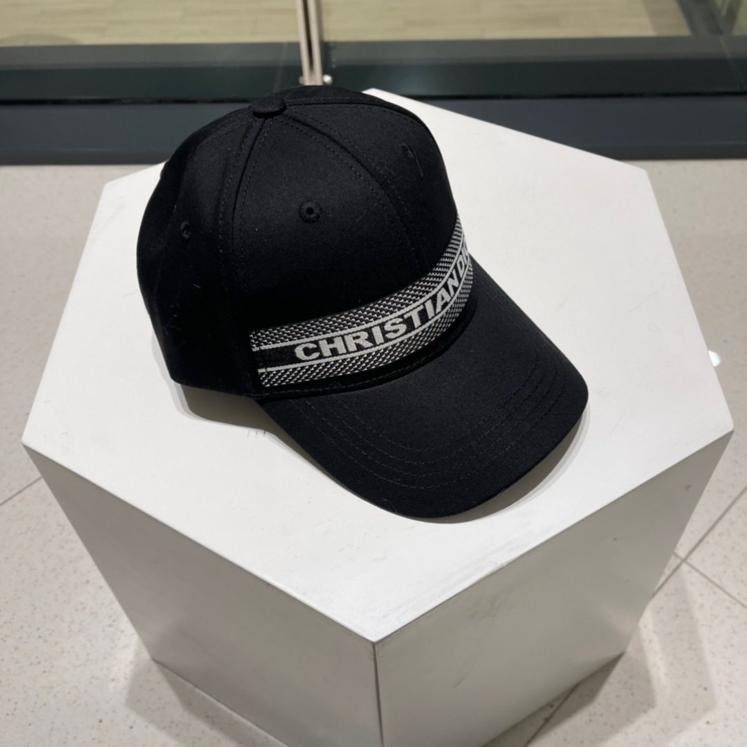 。Dior(迪奥)新款原单刺绣字母棒球帽， 精致純也格调很有感觉，很酷很时尚，专柜断货热门，质量超赞