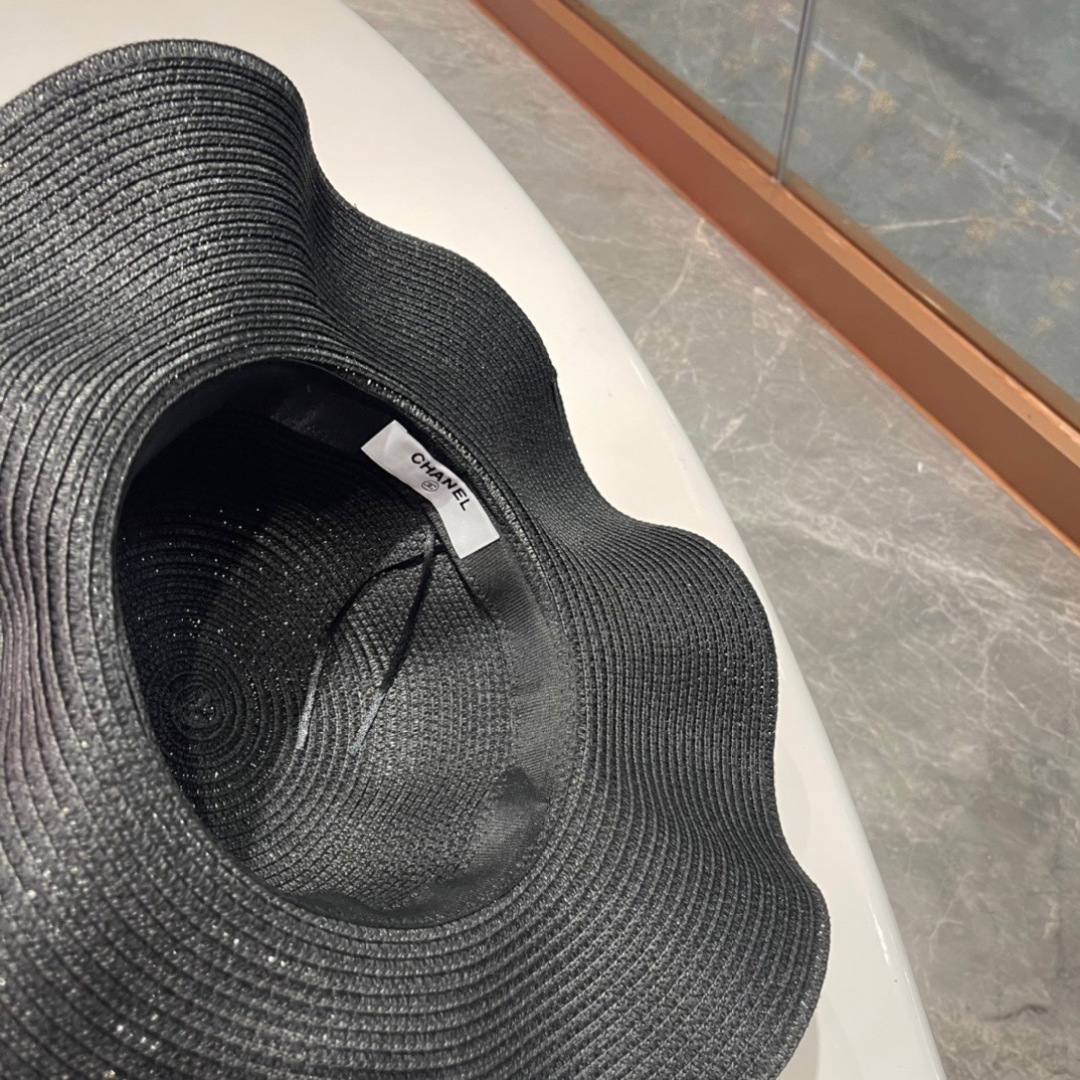  【CHANEL香奈儿】新款草编荷叶边 遮阳草帽盆帽🤩沙滩风，简约大方，百搭单品～出街首选，新款帽型超美