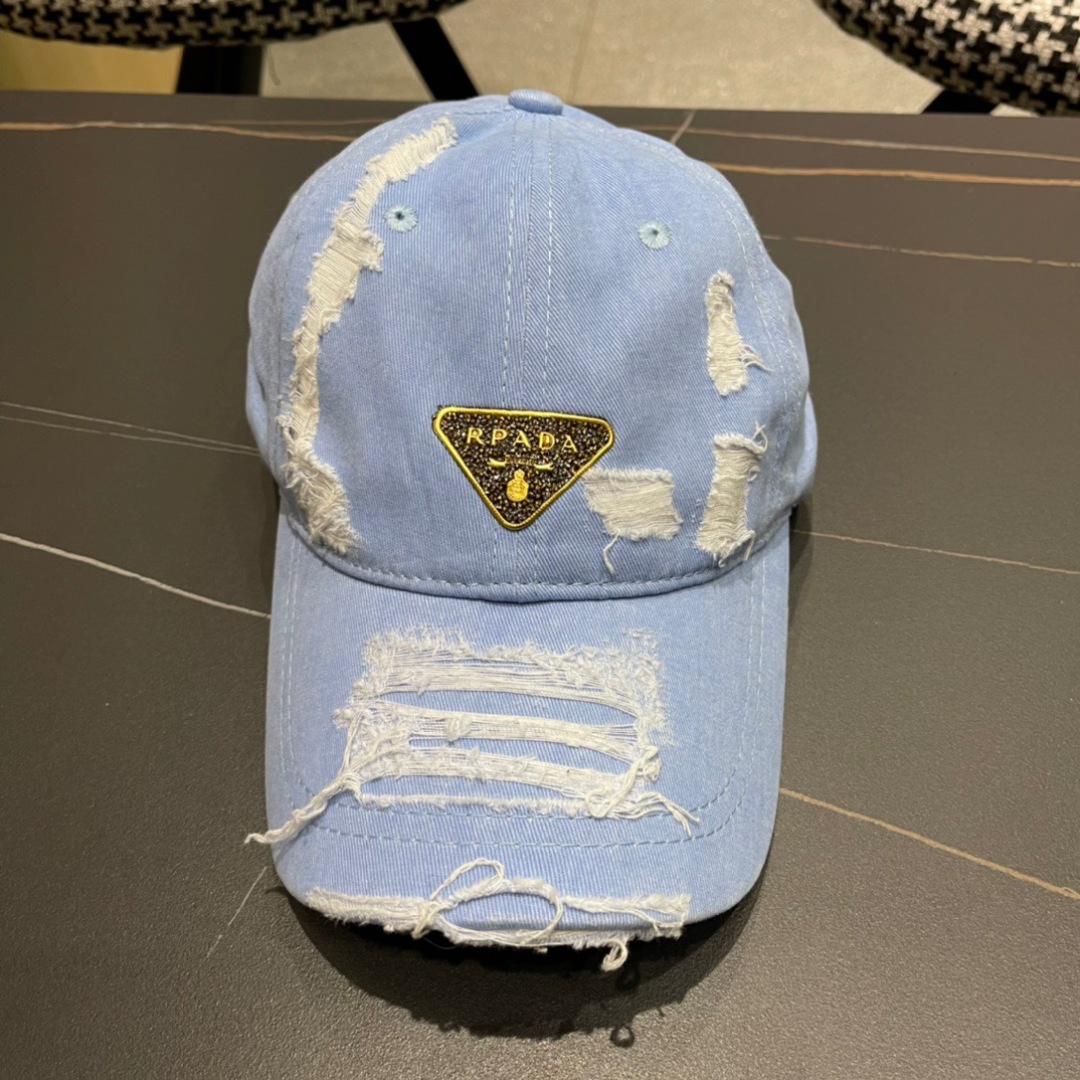 
新款出货！
Prada(普拉达)新款牛仔棒球帽， 轻盈透气！质量超赞，基础头围56，贴片可调节。