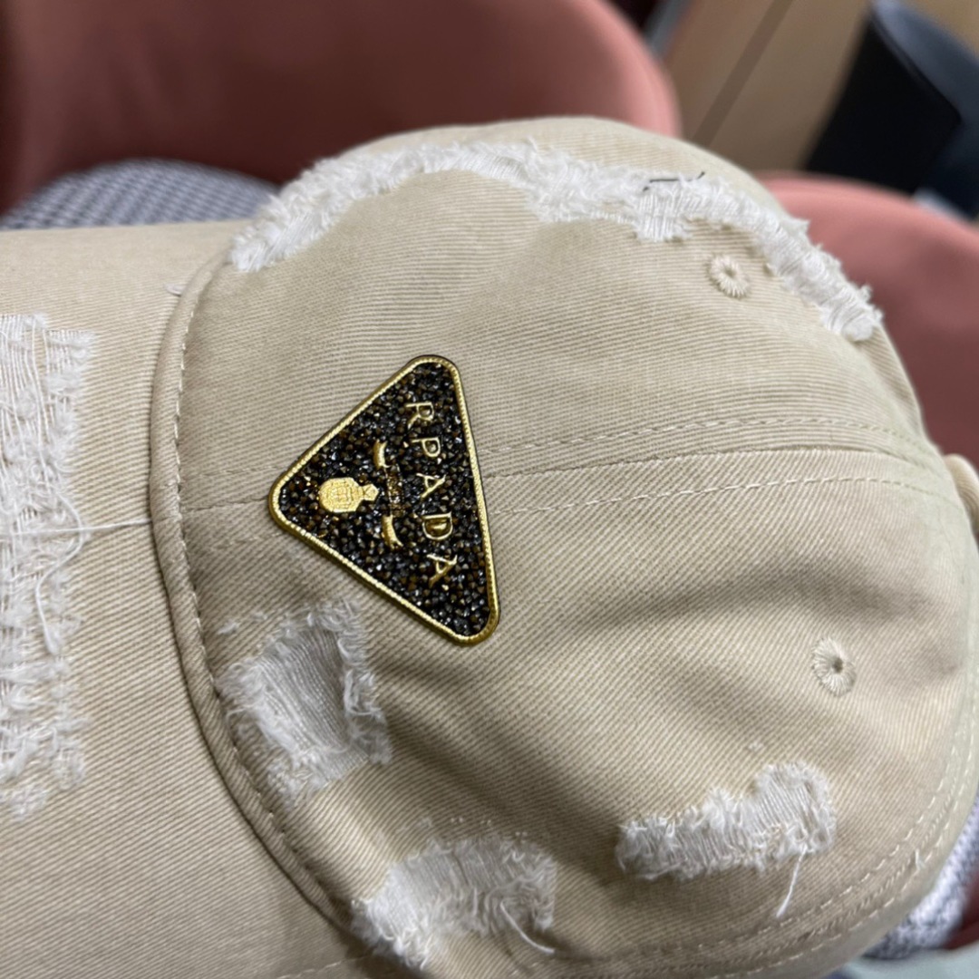 
新款出货！
Prada(普拉达)新款牛仔棒球帽， 轻盈透气！质量超赞，基础头围56，贴片可调节。