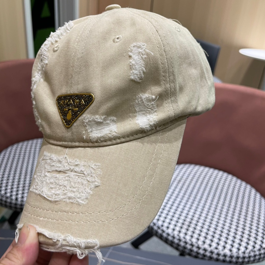 
新款出货！
Prada(普拉达)新款牛仔棒球帽， 轻盈透气！质量超赞，基础头围56，贴片可调节。