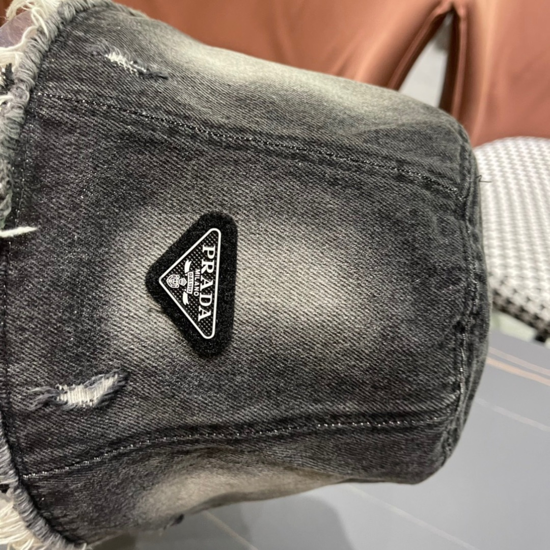 
👒普拉达Prada 新款水桶牛仔渔夫帽， 精致格调有感觉，断货热门，质量超赞