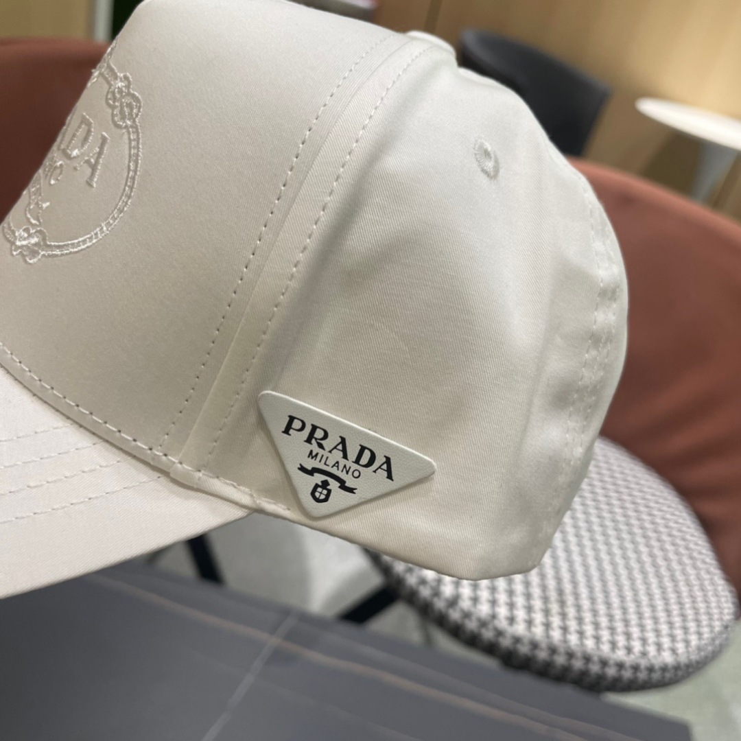 。Prada(普拉达)新款原单棒球帽， 11开模订制，做工完美，质量超赞，基础头围56，贴片可调节。