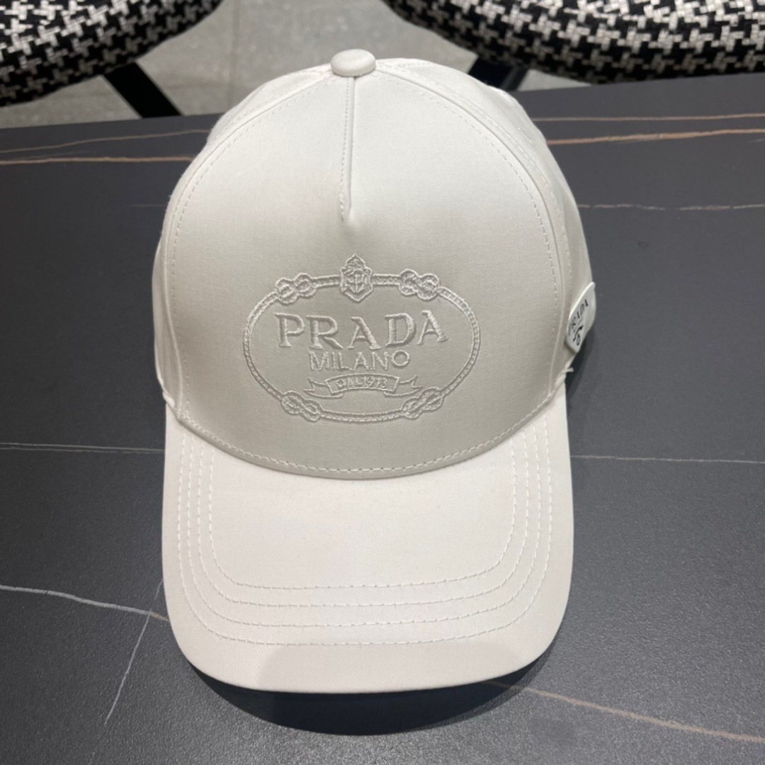 。Prada(普拉达)新款原单棒球帽， 11开模订制，做工完美，质量超赞，基础头围56，贴片可调节。