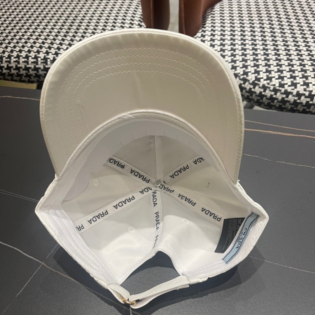 。Prada(普拉达)新款原单棒球帽， 11开模订制，做工完美，质量超赞，基础头围56，贴片可调节。