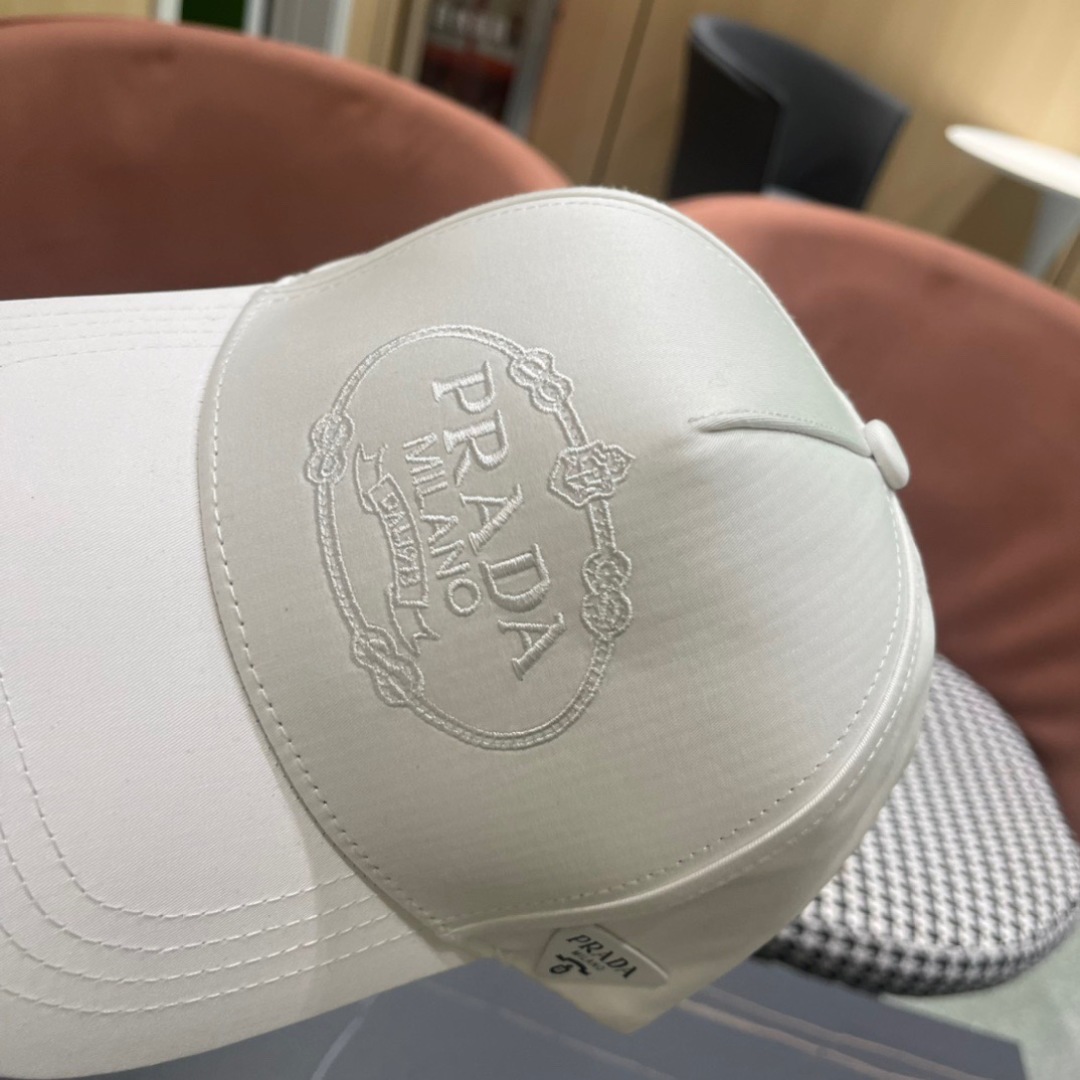 。Prada(普拉达)新款原单棒球帽， 11开模订制，做工完美，质量超赞，基础头围56，贴片可调节。