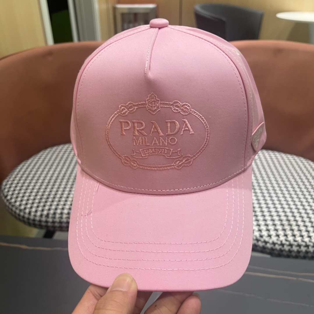 。Prada(普拉达)新款原单棒球帽， 11开模订制，做工完美，质量超赞，基础头围56，贴片可调节。