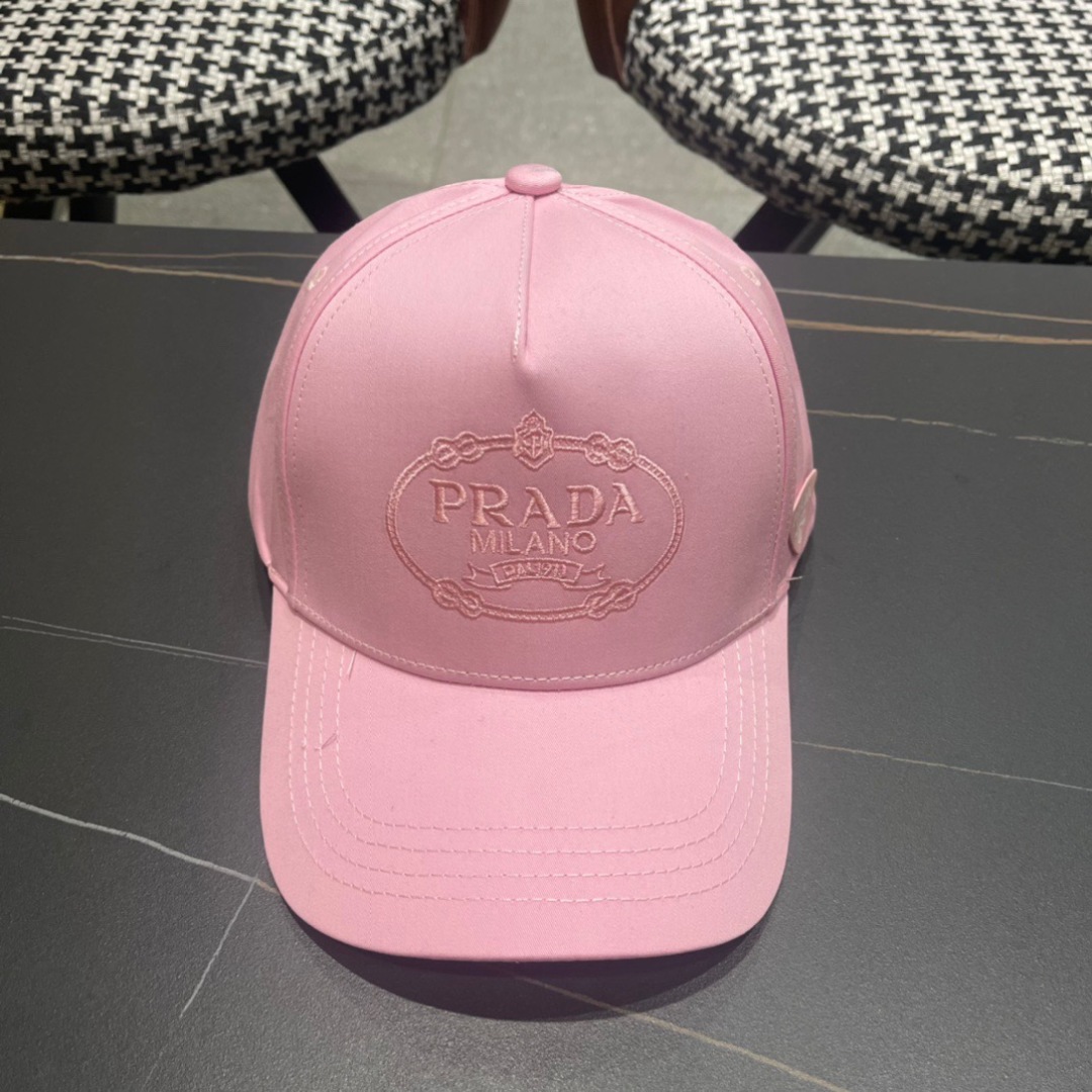 。Prada(普拉达)新款原单棒球帽， 11开模订制，做工完美，质量超赞，基础头围56，贴片可调节。