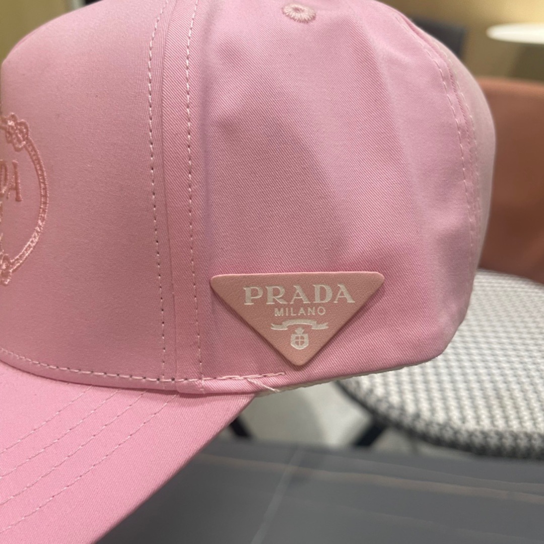 。Prada(普拉达)新款原单棒球帽， 11开模订制，做工完美，质量超赞，基础头围56，贴片可调节。
