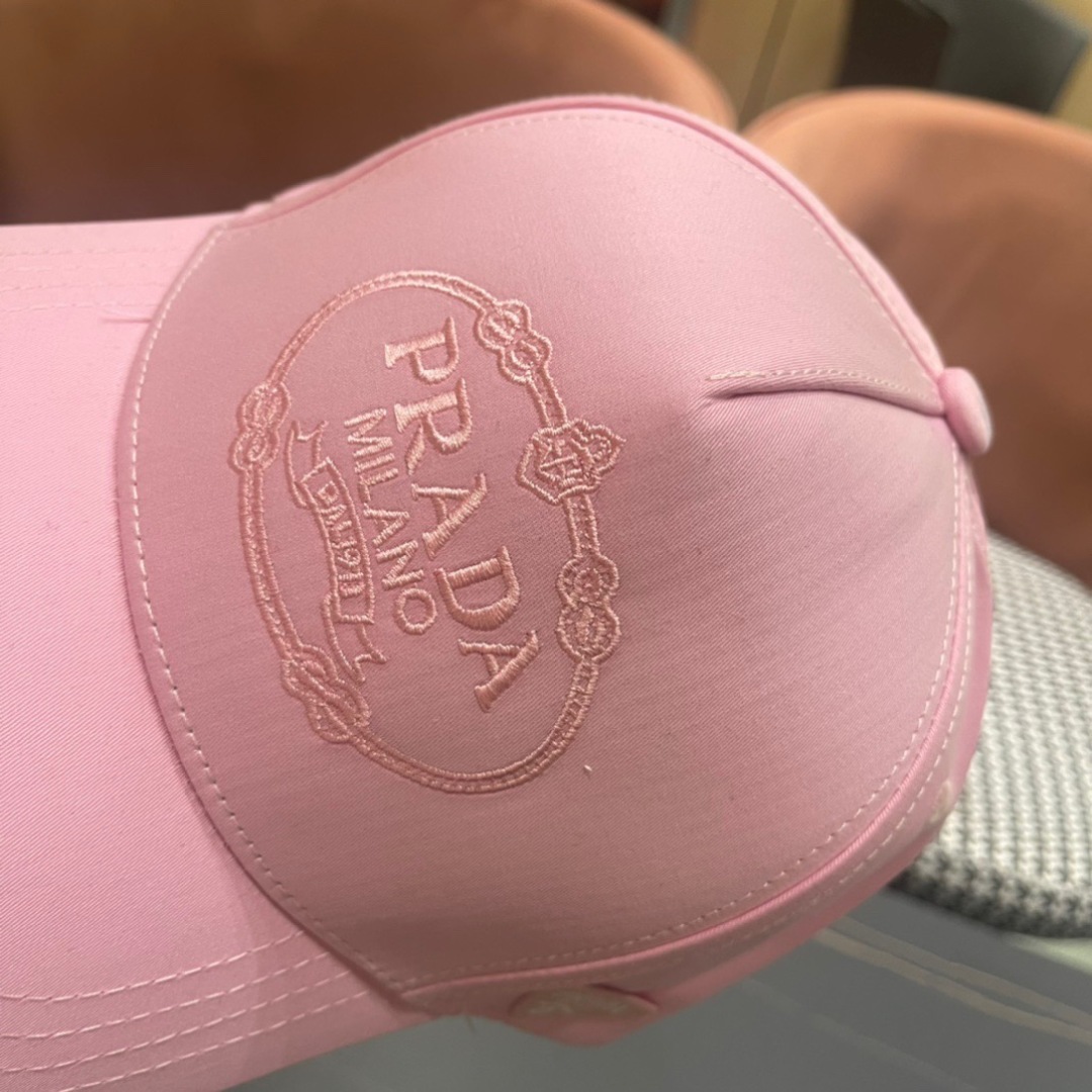。Prada(普拉达)新款原单棒球帽， 11开模订制，做工完美，质量超赞，基础头围56，贴片可调节。