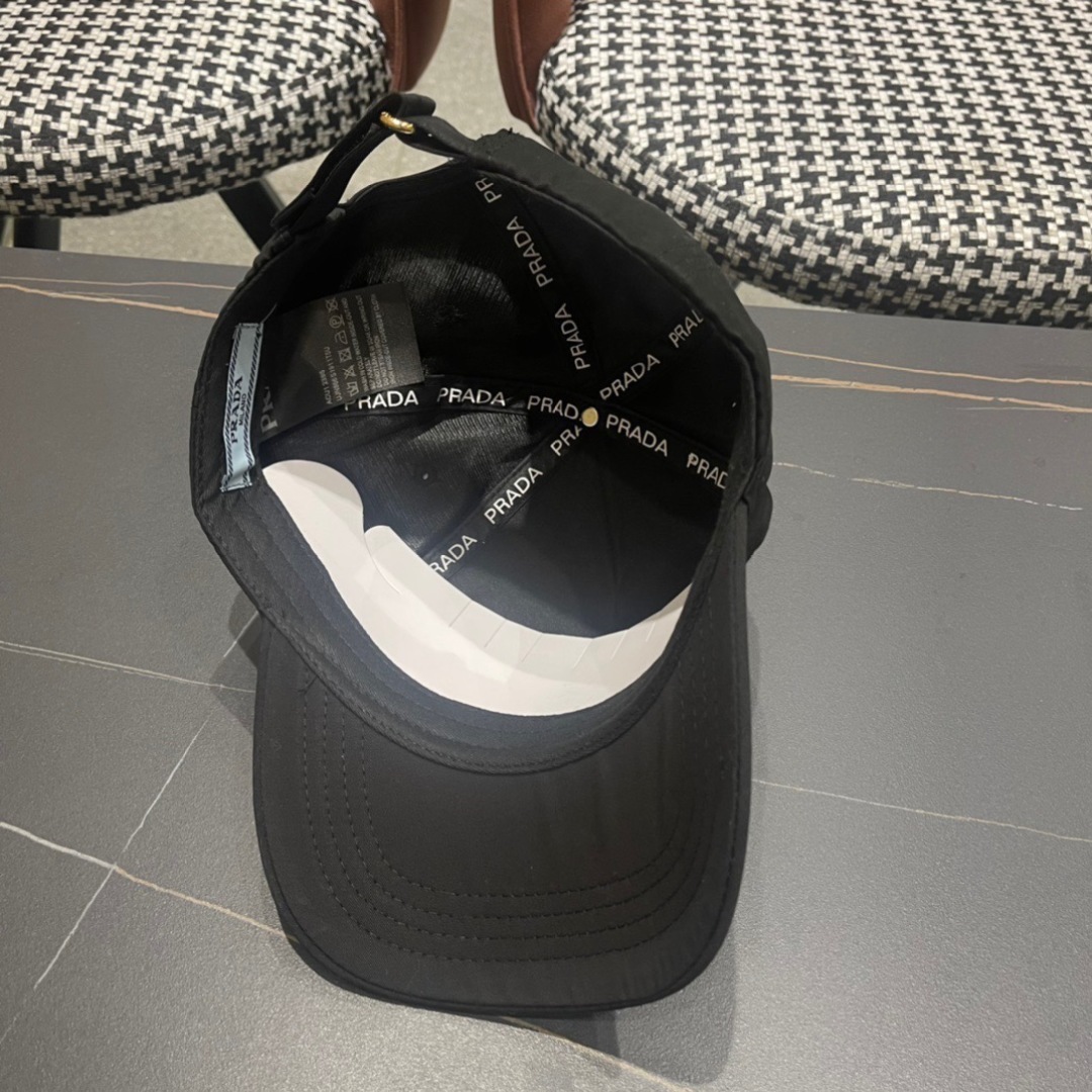 。Prada(普拉达)新款原单棒球帽， 11开模订制，做工完美，质量超赞，基础头围56，贴片可调节。