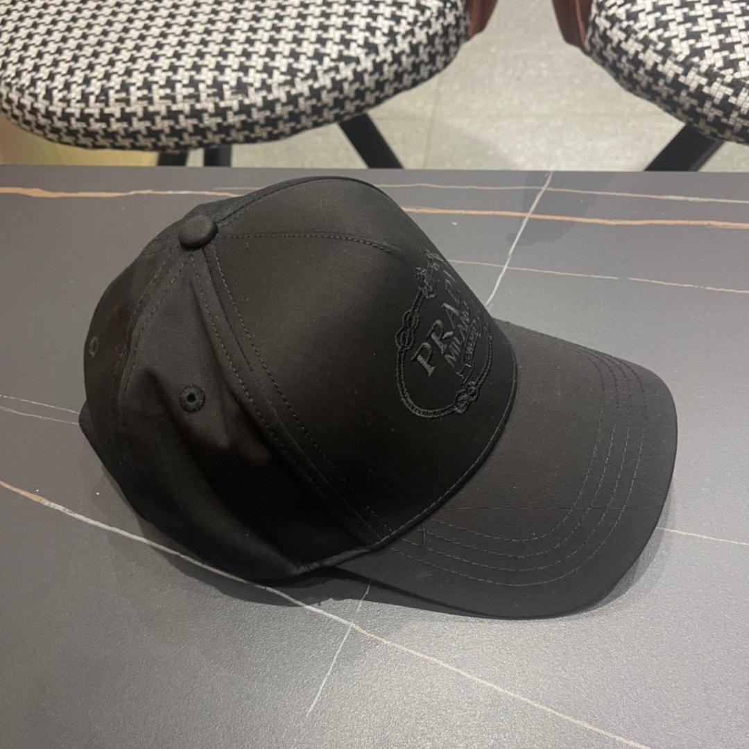 。Prada(普拉达)新款原单棒球帽， 11开模订制，做工完美，质量超赞，基础头围56，贴片可调节。