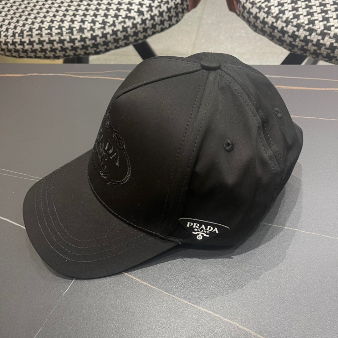 。Prada(普拉达)新款原单棒球帽， 11开模订制，做工完美，质量超赞，基础头围56，贴片可调节。