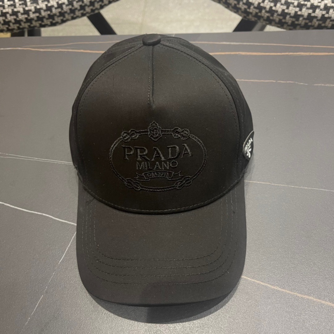 。Prada(普拉达)新款原单棒球帽， 11开模订制，做工完美，质量超赞，基础头围56，贴片可调节。
