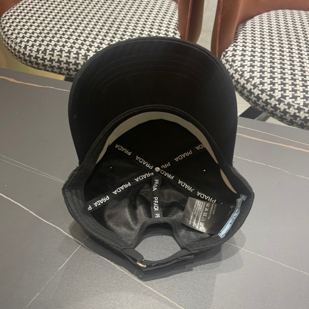 。Prada(普拉达)新款原单棒球帽， 11开模订制，做工完美，质量超赞，基础头围56，贴片可调节。