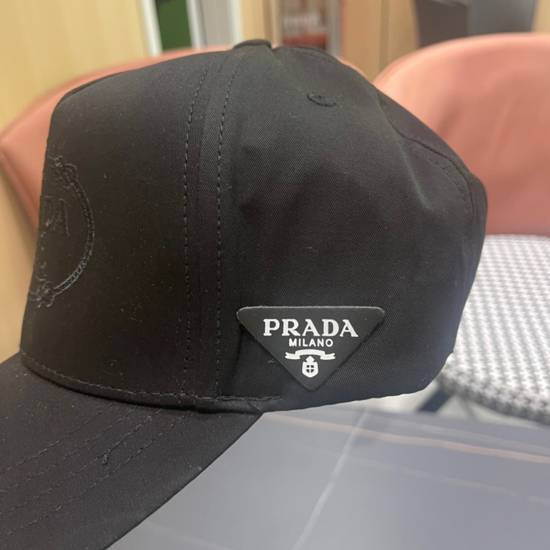 。Prada(普拉达)新款原单棒球帽， 11开模订制，做工完美，质量超赞，基础头围56，贴片可调节。