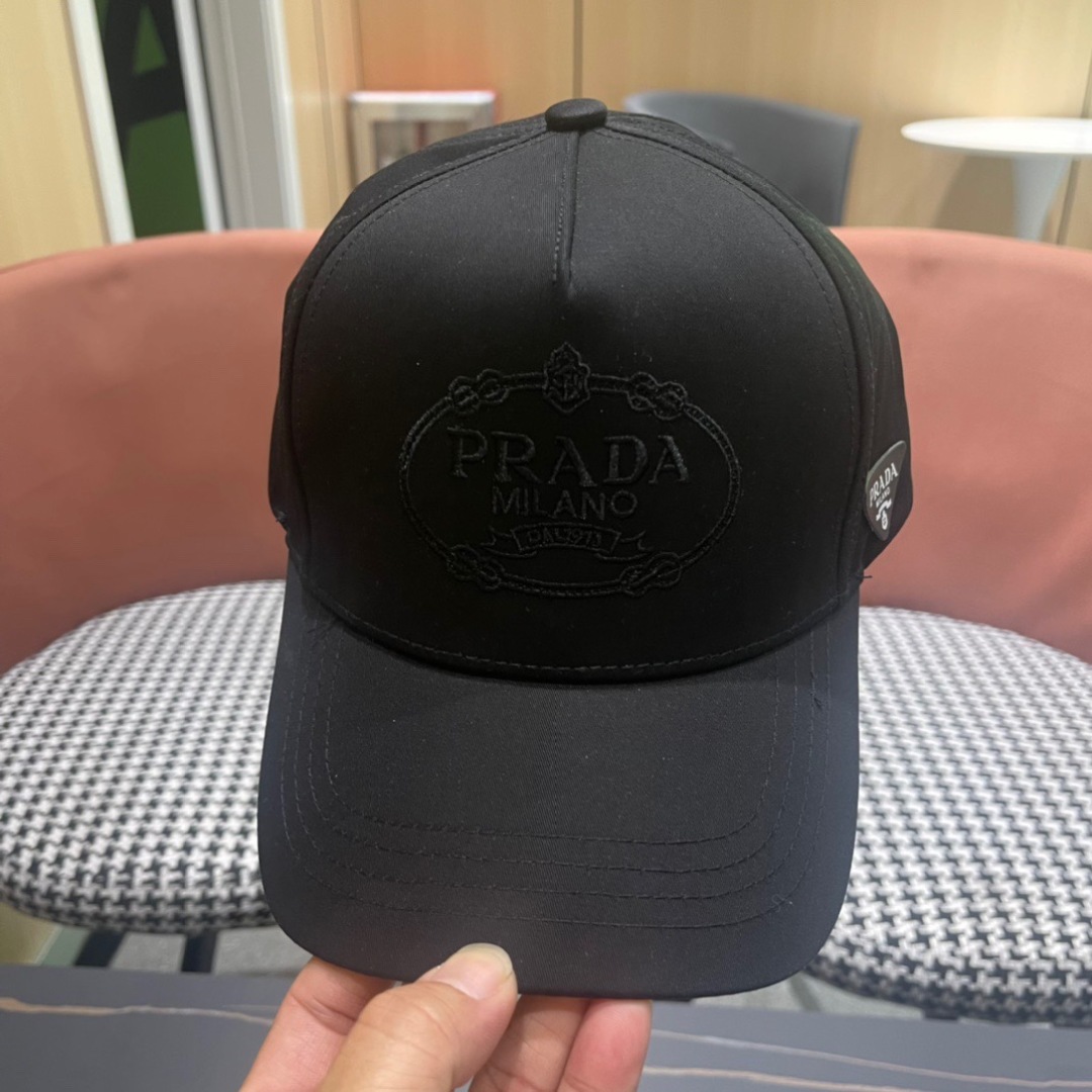 。Prada(普拉达)新款原单棒球帽， 11开模订制，做工完美，质量超赞，基础头围56，贴片可调节。