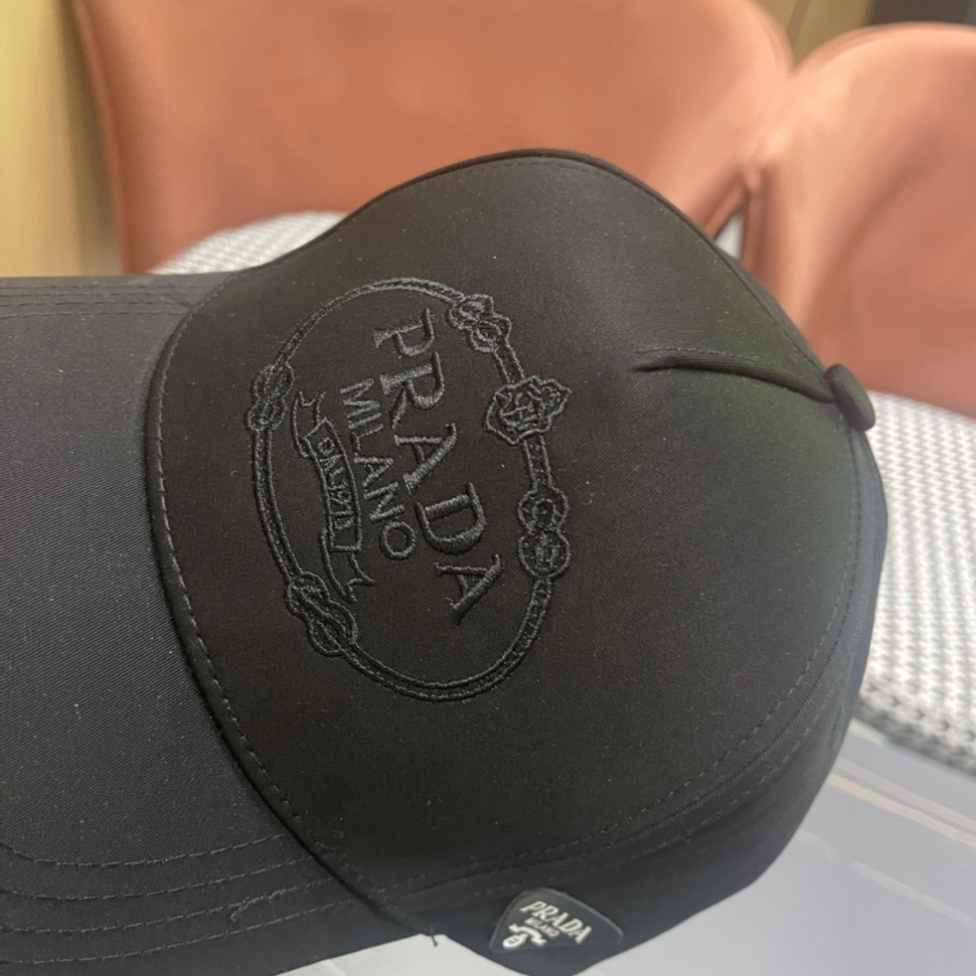 。Prada(普拉达)新款原单棒球帽， 11开模订制，做工完美，质量超赞，基础头围56，贴片可调节。