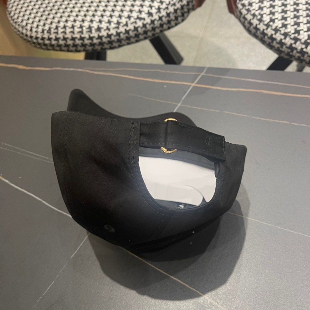 。Prada(普拉达)新款原单棒球帽， 11开模订制，做工完美，质量超赞，基础头围56，贴片可调节。
