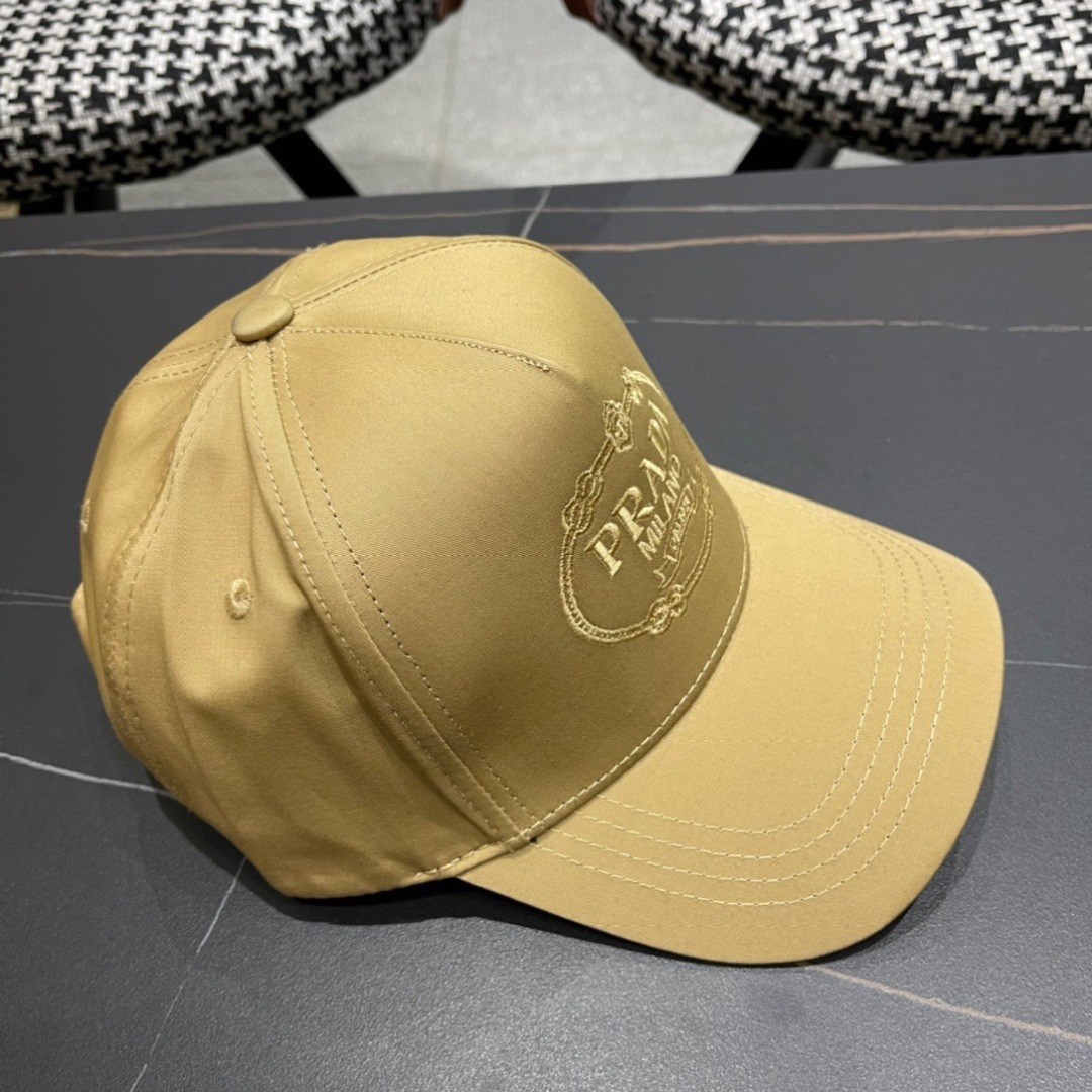 。Prada(普拉达)新款原单棒球帽， 11开模订制，做工完美，质量超赞，基础头围56，贴片可调节。