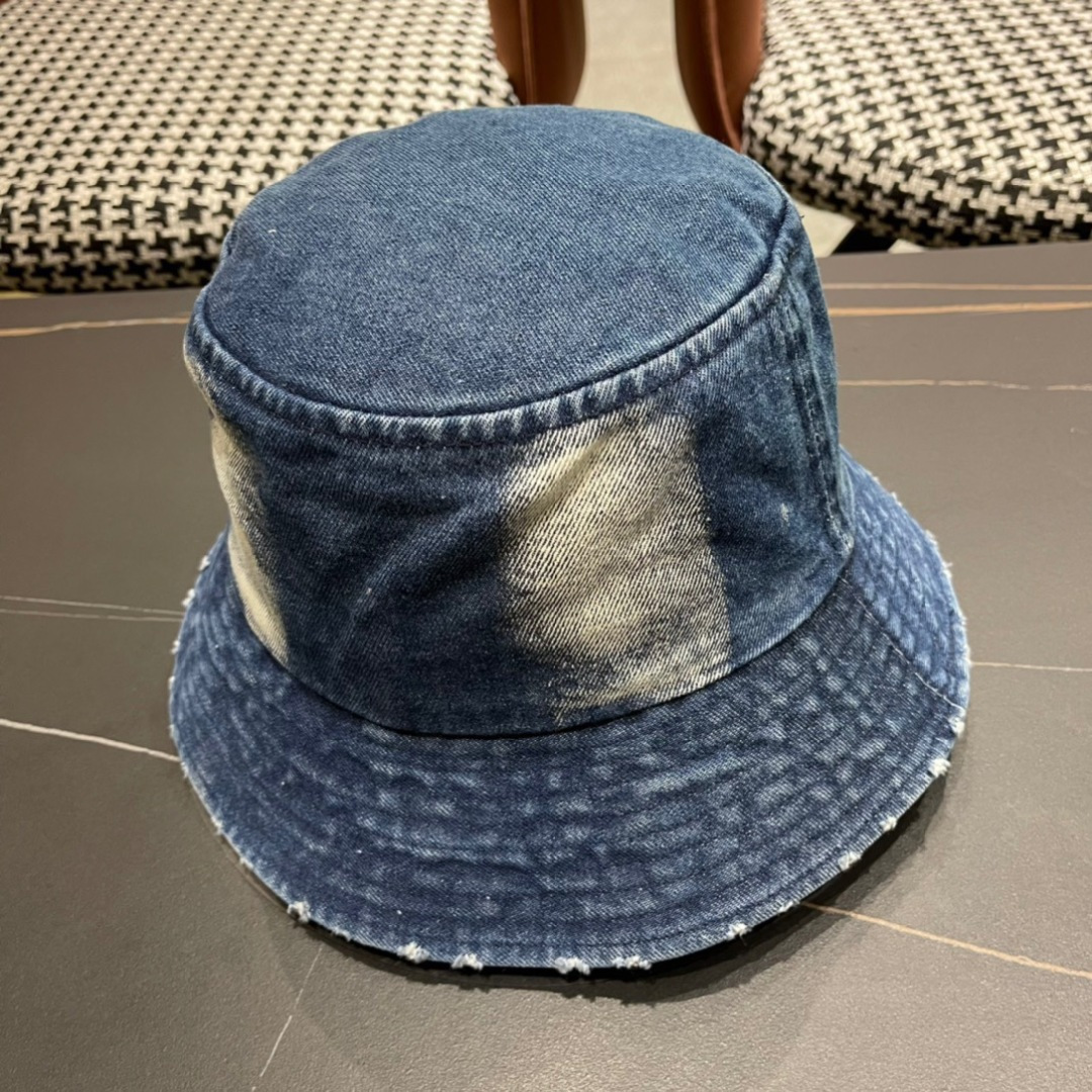  Pr@da 2024普拉达牛仔渔夫帽洗水牛仔色，秀场同款，面料柔软舒适
百搭休闲款，闭眼入！