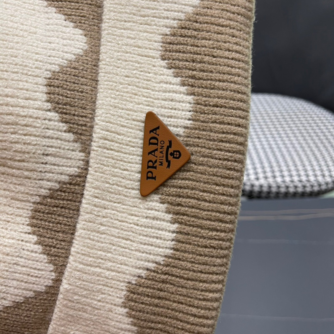 
普拉达 Prada 🫓最新三角标 针织帽毛线帽女宽松冷帽，秋冬季保暖加厚新款护耳