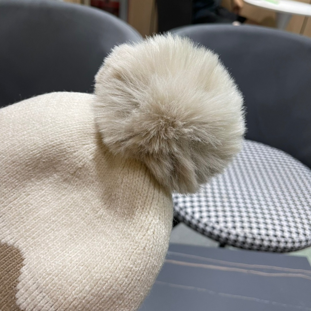 
普拉达 Prada 🫓最新三角标 针织帽毛线帽女宽松冷帽，秋冬季保暖加厚新款护耳