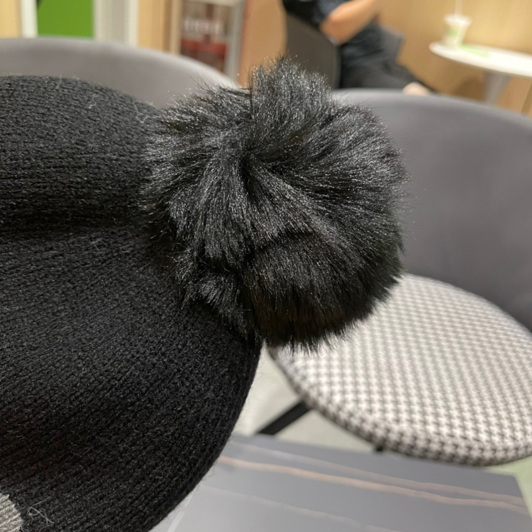 
普拉达 Prada 🫓最新三角标 针织帽毛线帽女宽松冷帽，秋冬季保暖加厚新款护耳