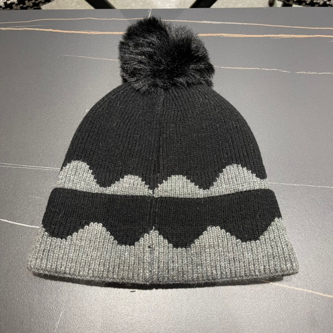 
普拉达 Prada 🫓最新三角标 针织帽毛线帽女宽松冷帽，秋冬季保暖加厚新款护耳