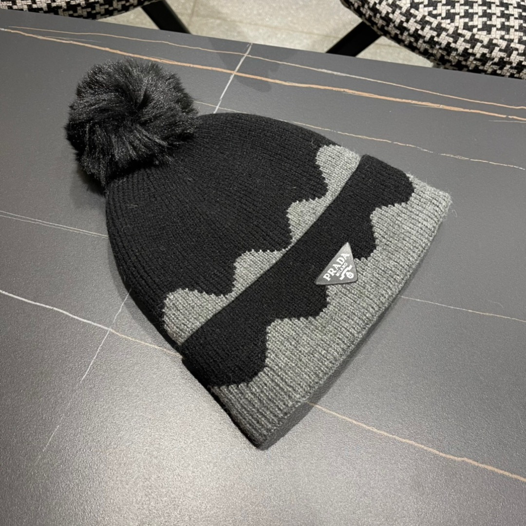 
普拉达 Prada 🫓最新三角标 针织帽毛线帽女宽松冷帽，秋冬季保暖加厚新款护耳