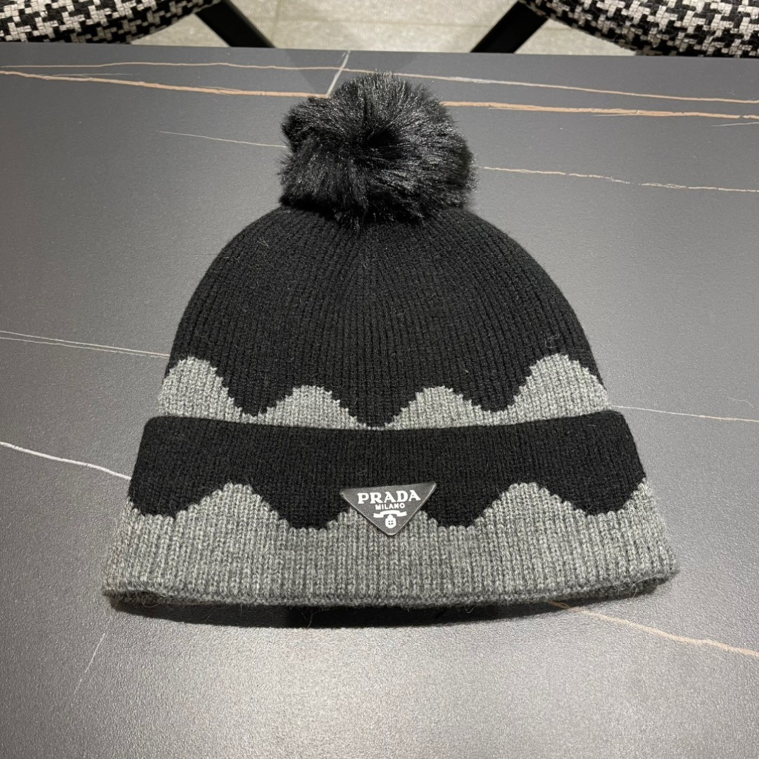 
普拉达 Prada 🫓最新三角标 针织帽毛线帽女宽松冷帽，秋冬季保暖加厚新款护耳