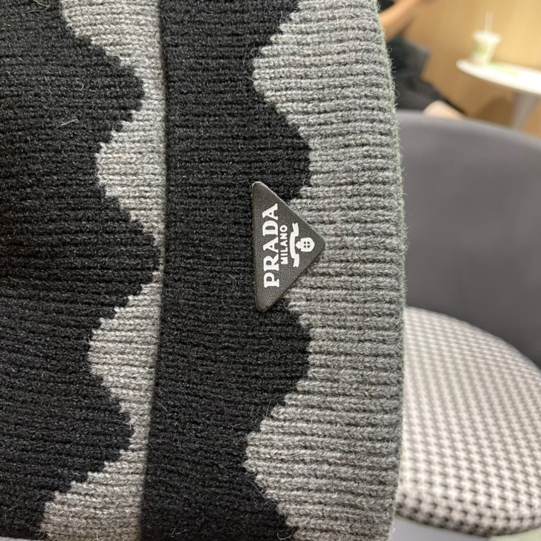 
普拉达 Prada 🫓最新三角标 针织帽毛线帽女宽松冷帽，秋冬季保暖加厚新款护耳