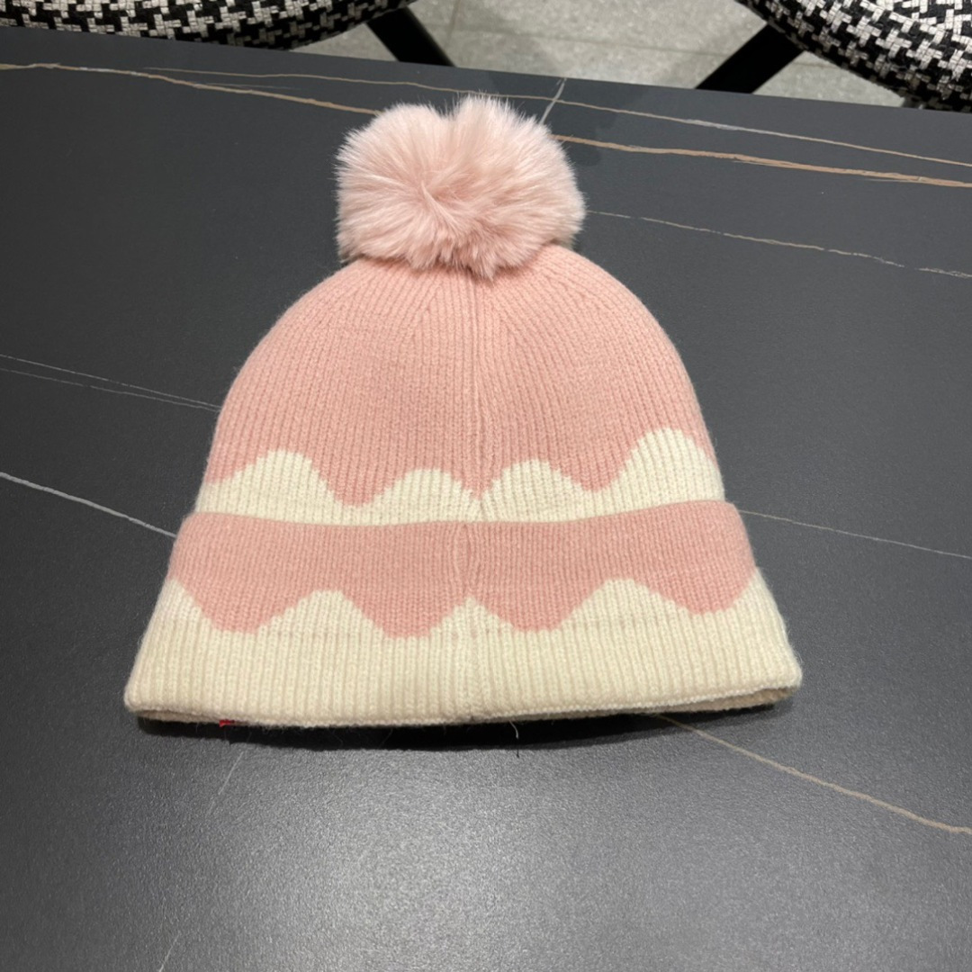 
普拉达 Prada 🫓最新三角标 针织帽毛线帽女宽松冷帽，秋冬季保暖加厚新款护耳