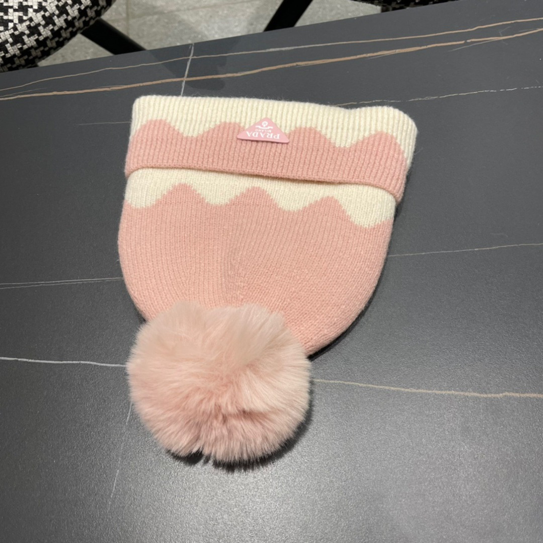
普拉达 Prada 🫓最新三角标 针织帽毛线帽女宽松冷帽，秋冬季保暖加厚新款护耳