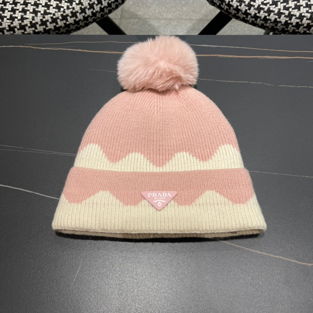 
普拉达 Prada 🫓最新三角标 针织帽毛线帽女宽松冷帽，秋冬季保暖加厚新款护耳