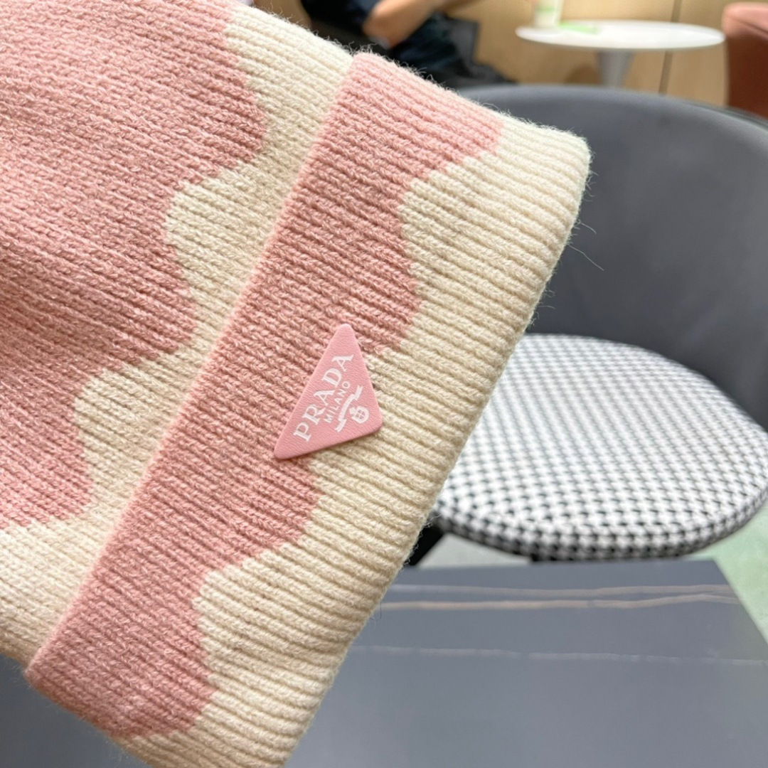 
普拉达 Prada 🫓最新三角标 针织帽毛线帽女宽松冷帽，秋冬季保暖加厚新款护耳