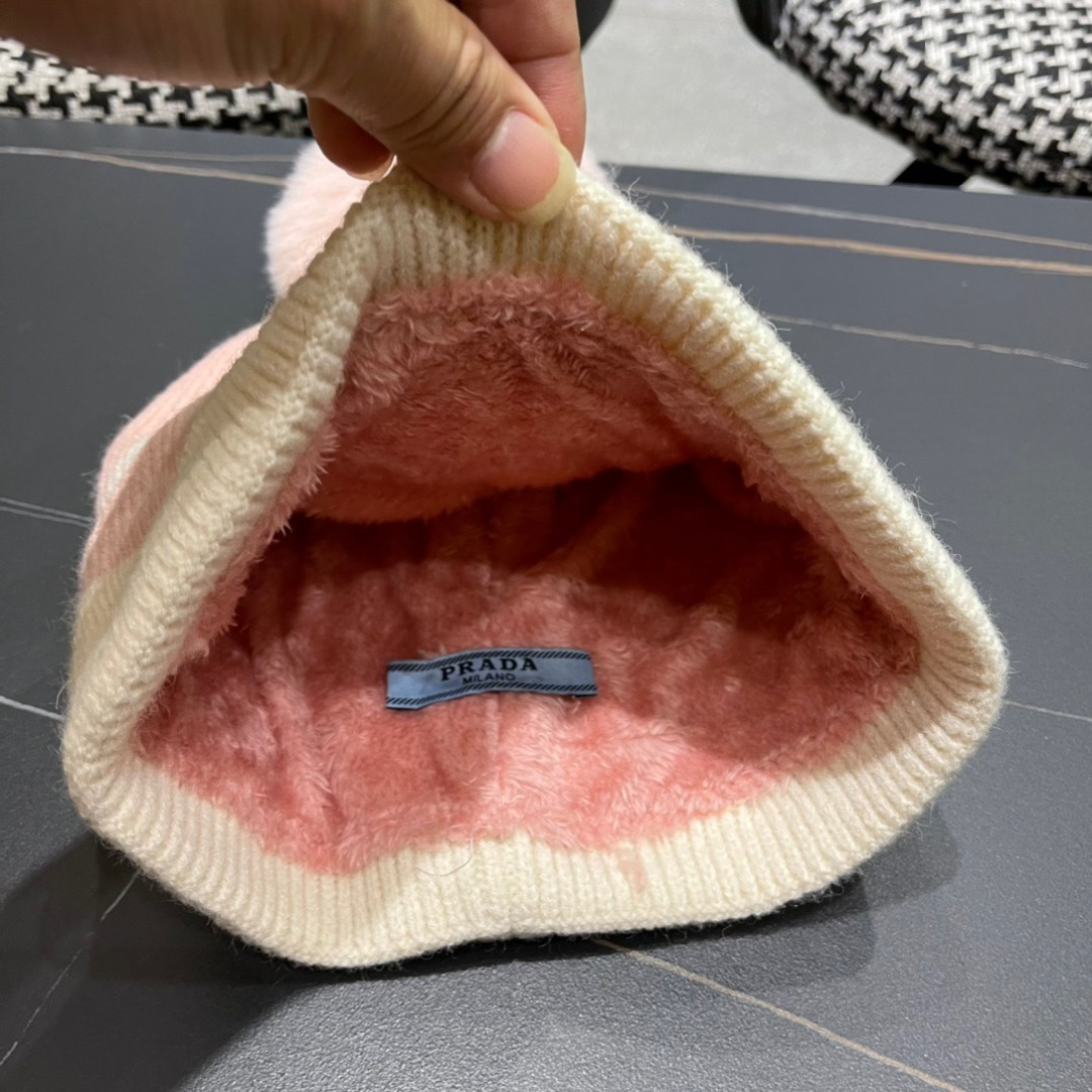 
普拉达 Prada 🫓最新三角标 针织帽毛线帽女宽松冷帽，秋冬季保暖加厚新款护耳