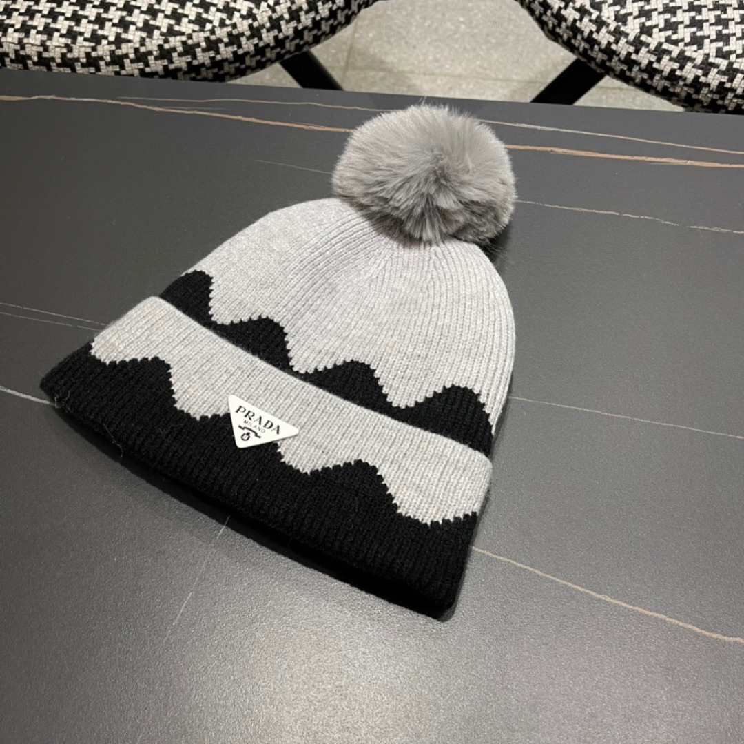 
普拉达 Prada 🫓最新三角标 针织帽毛线帽女宽松冷帽，秋冬季保暖加厚新款护耳